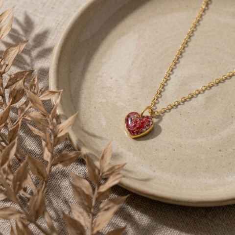 Naszyjnik z żywicy Mini serce Płatki róży