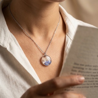 Naszyjnik z żywicy Niezapominajki i dzika marchew srebrzyste