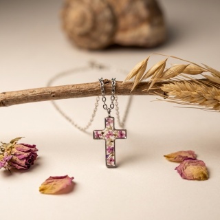 Naszyjnik z żywicy Różowy srebrzysty krzyżyk