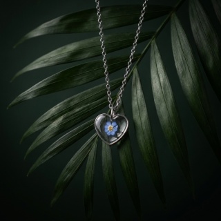 Naszyjnik z żywicy Serce Niezapominajka