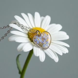 Naszyjnik z żywicy Serce Niezapominajki