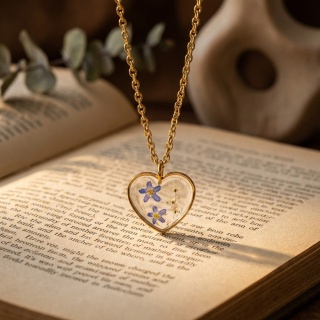 Naszyjnik z żywicy Serce duet Niezapominajki i dzika marchew