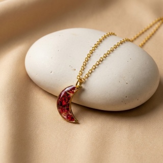 Naszyjnik z żywicy Złocisty Księżyc Płatki róży