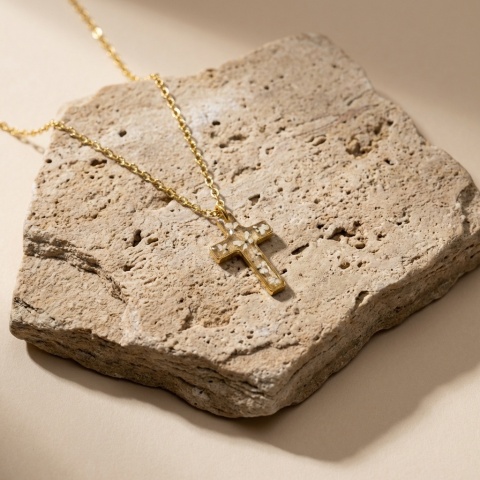 Naszyjnik z żywicy Złocisty krzyżyk