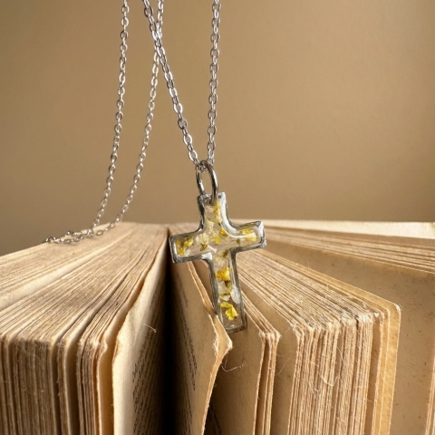 Naszyjnik z żywicy Żółty srebrzysty krzyżyk