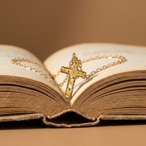 Naszyjnik z żywicy Żółty złocisty krzyżyk