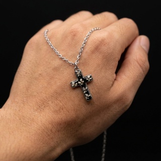 Naszyjnik z żywicy krzyżyk Srebrzysta Dzika marchew w czerni