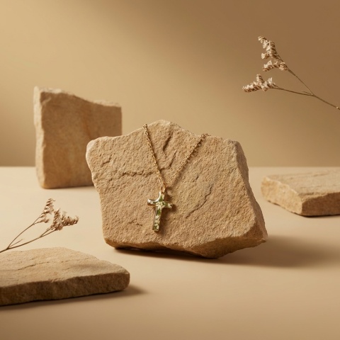 Naszyjnik z żywicy krzyżyk Złocista Paproć i dzika marchew