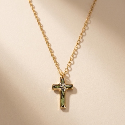 Naszyjnik z żywicy krzyżyk Złocista Paproć i dzika marchew w nocy