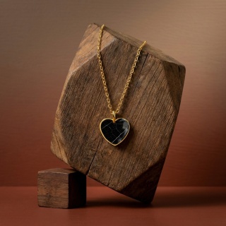 Naszyjnik z żywicy serce Czarna Esencja liścia