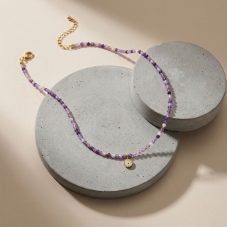 Naszyjnik z żywicy z kamieniami Florastone Dzika marchew i lepidolit