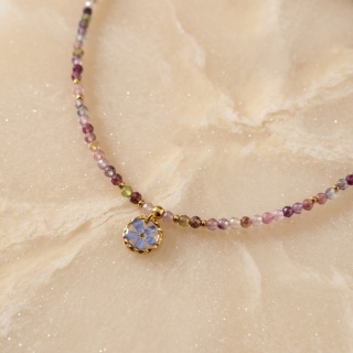 Naszyjnik z żywicy z kamieniami Florastone Niezapominajka i kolorowy turmalin
