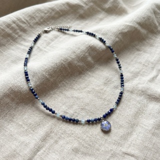 Naszyjnik z żywicy z kamieniami Florastone Niezapominajka, lapis lazuli i topaz