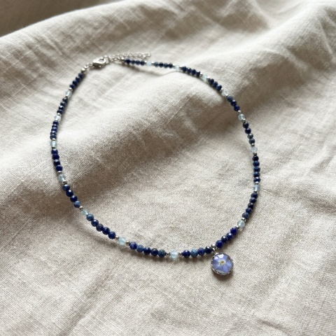Naszyjnik z żywicy z kamieniami Florastone Niezapominajka, lapis lazuli i topaz