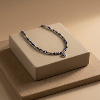 Naszyjnik z żywicy z kamieniami Florastone Niezapominajka lapis lazuli jaspis dalmatyński