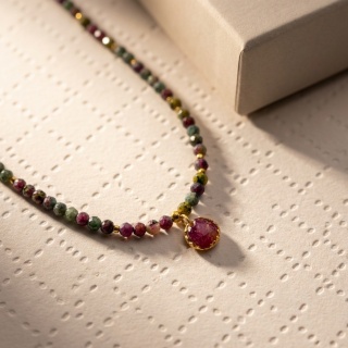 Naszyjnik z żywicy z kamieniami Florastone Płatki piwonii i jaspis