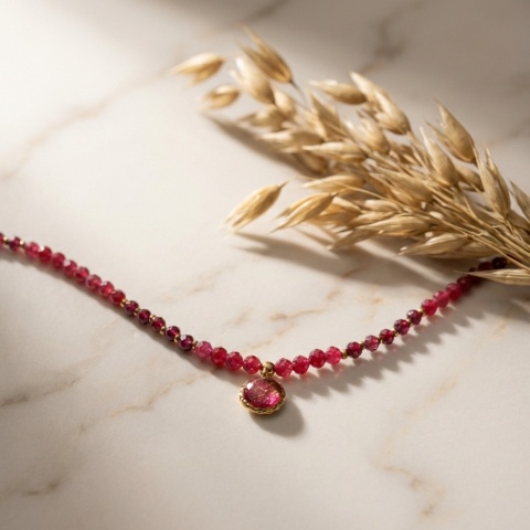 Naszyjnik z żywicy z kamieniami Florastone Płatki róży, jadeit i granat