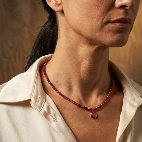 Naszyjnik z żywicy z kamieniami Florastone Płatki róży, jadeit i granat