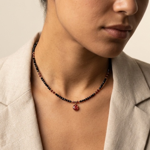 Naszyjnik z żywicy z kamieniami Florastone Płatki róży, turmalin i granat