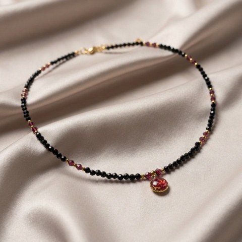 Naszyjnik z żywicy z kamieniami Florastone Płatki róży, turmalin i granat