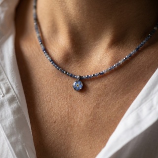 Naszyjnik z żywicy z kamieniami Florastone Srebrzysta niezapominajka i jaspis blue