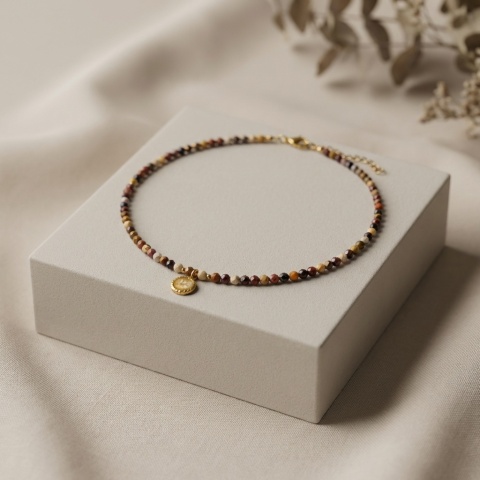 Naszyjnik z żywicy z kamieniami Florastone Złocisty kwiat dzikiej marchwi i mokait