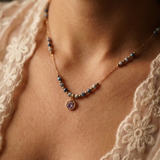 Naszyjnik z żywicy Aura z suszoną niezapominajką i kamieniem K2