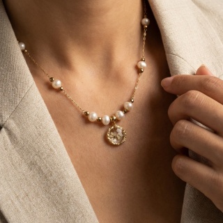 Naszyjnik z żywicy Aura z suszonym kwiatem dzikiej marchwi i perłami