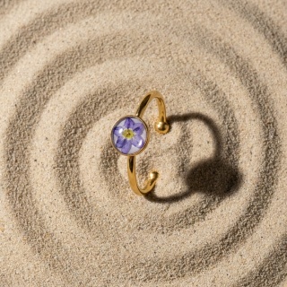 Pierścionek z żywicy regulowany Mini złocista niezapominajka w bieli