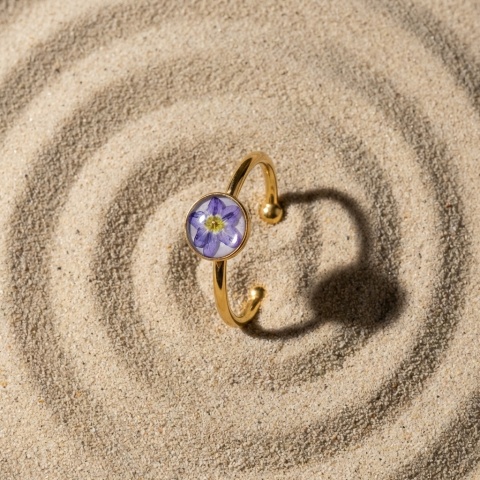 Pierścionek z żywicy regulowany Mini złocista niezapominajka w bieli