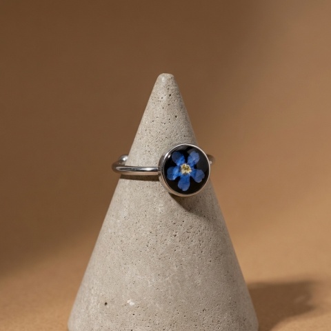 Pierścionek z żywicy regulowany Srebrzysta niezapominajka w czerni