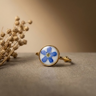 Pierścionek z żywicy regulowany Złocista niezapominajka w bieli