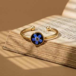 Pierścionek z żywicy regulowany Złocista niezapominajka w czerni