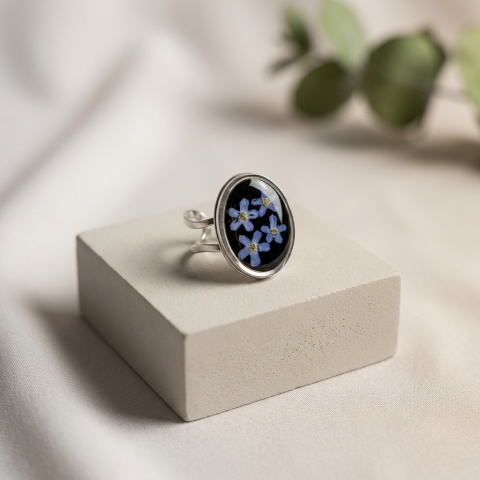 Pierścionek z żywicy regulowany duży sygnet Srebrzyste niezapominajki w czerni