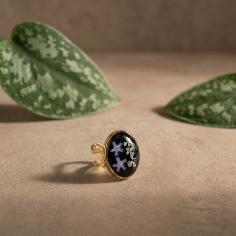 Pierścionek z żywicy regulowany duży sygnet Złociste niezapominajki i dzika marchew w czerni