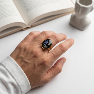 Pierścionek z żywicy regulowany duży sygnet Złociste niezapominajki, paproć i dzika marchew w czerni