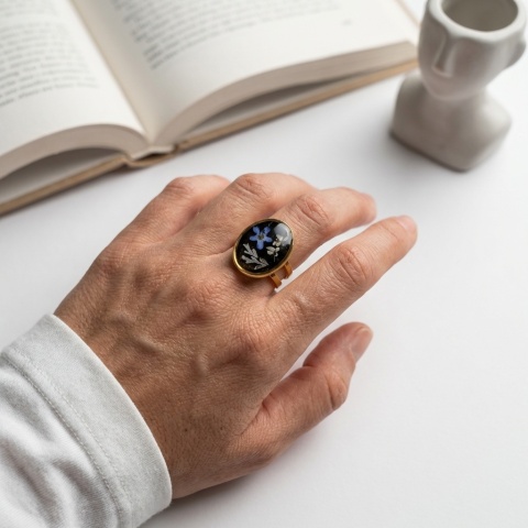 Pierścionek z żywicy regulowany duży sygnet Złociste niezapominajki, paproć i dzika marchew w czerni