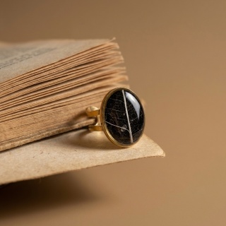 Pierścionek z żywicy regulowany sygnet duży Czarna Esencja liścia