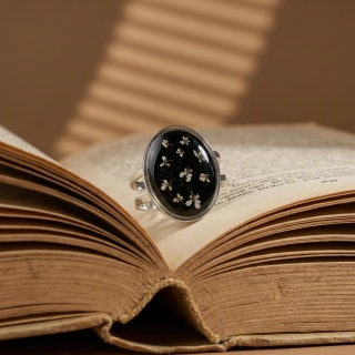 Pierścionek z żywicy regulowany sygnet duży Dzika marchew w czerni