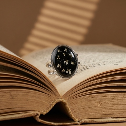 Pierścionek z żywicy regulowany sygnet duży Dzika marchew w czerni