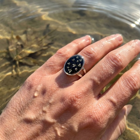 Pierścionek z żywicy regulowany sygnet duży Dzika marchew w czerni