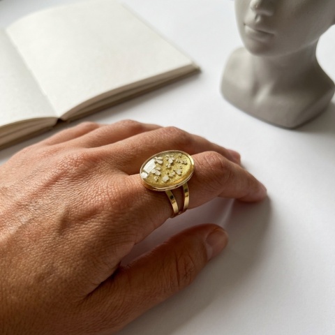 Pierścionek z żywicy regulowany sygnet duży Słoneczna dzika marchew