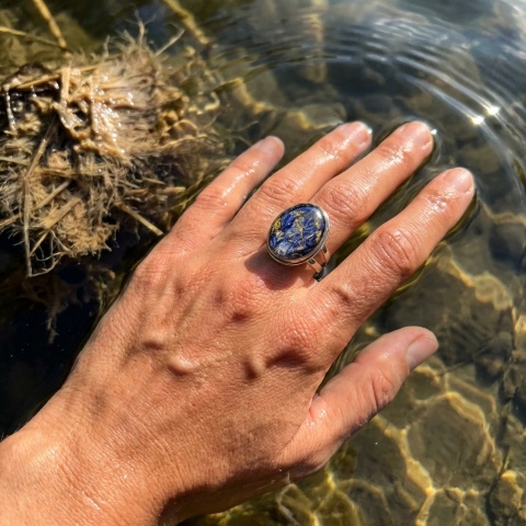 Pierścionek z żywicy regulowany sygnet duży Srebrzyste Płatki Chabra