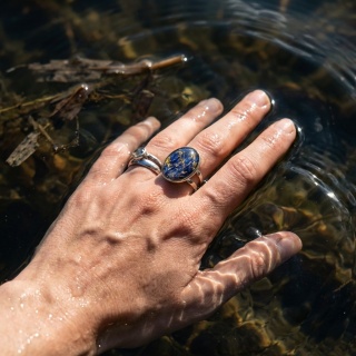 Pierścionek z żywicy regulowany sygnet duży Srebrzyste Płatki Chabra