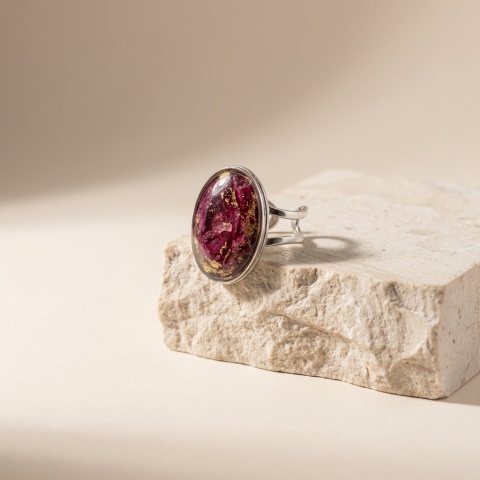 Pierścionek z żywicy regulowany sygnet duży Srebrzyste Płatki piwonii