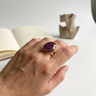 Pierścionek z żywicy regulowany sygnet duży Złociste Płatki piwonii