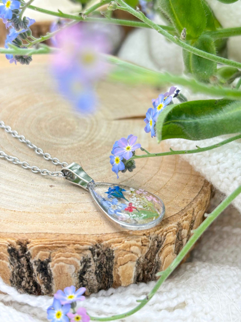 🌸 Kwiaty zaklęte w żywicy – symbolika i pochodzenie roślin w naszych naszyjnikach